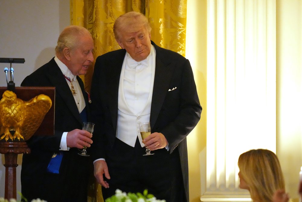 Britský kráľ Karol III. žartoval na večeri s Trumpom