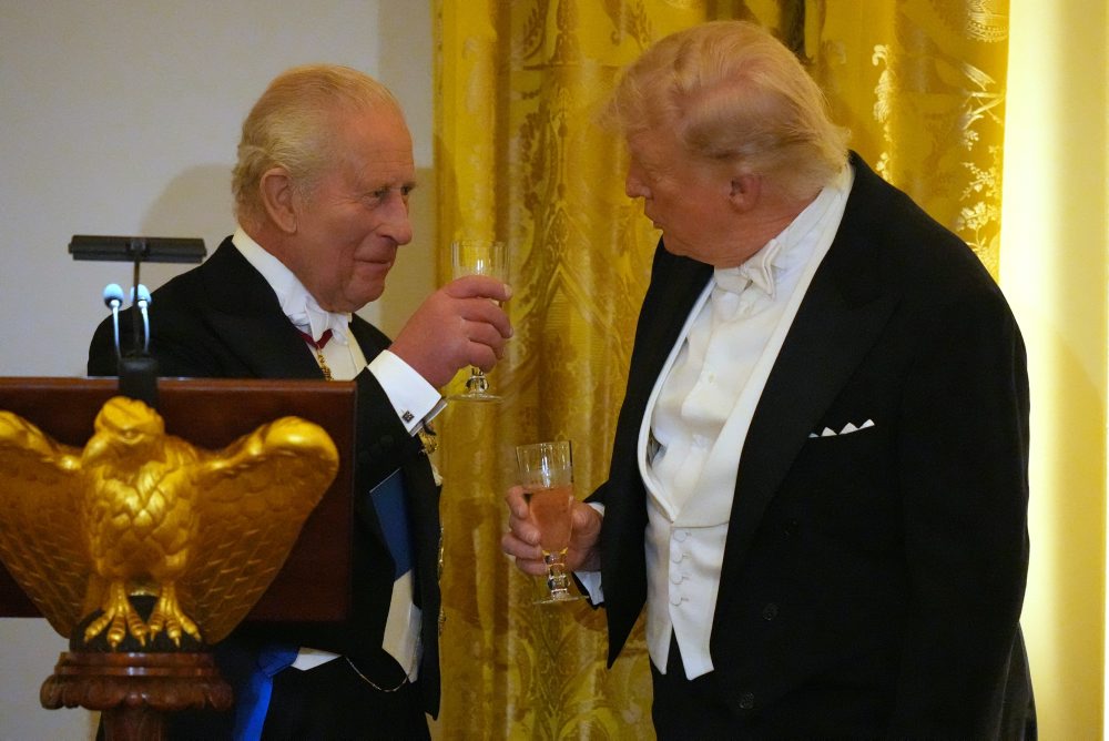 Britský kráľ Karol III. žartoval na večeri s Trumpom