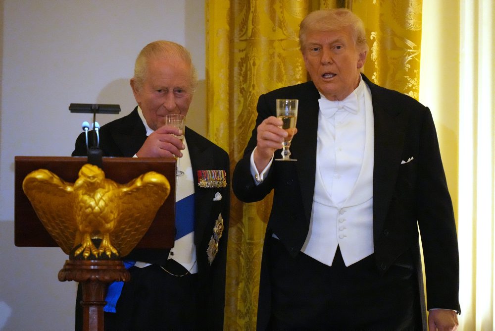 Britský kráľ Karol III. žartoval na večeri s Trumpom