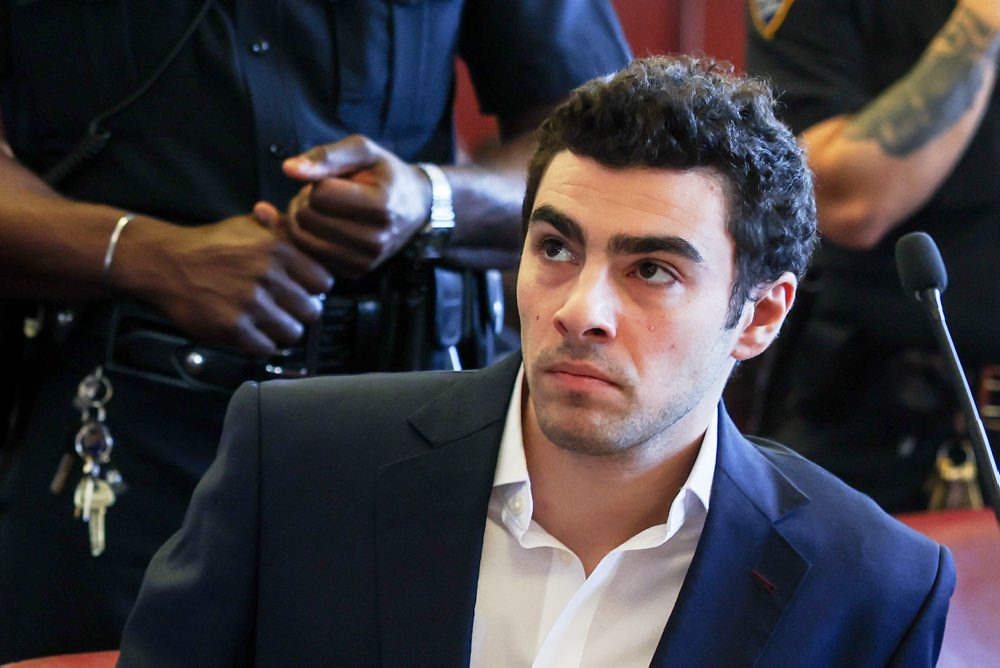 Mangione v prípade dokázania viny nemôže čeliť trestu smrti, rozhodol súd