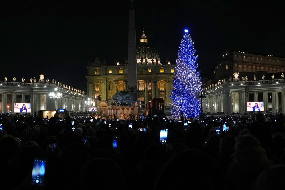 Vysvietený vianočný stromček na Námestí sv. Petra vo Vatikáne