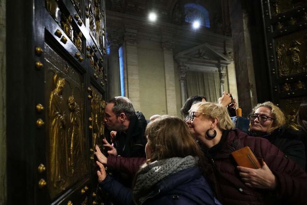 Svätá brána Baziliky svätého Petra vo Vatikáne