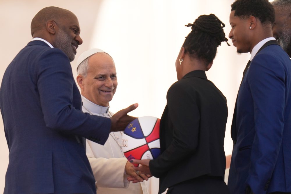 Pápež Lev XIV. sa na generálnej audiencii na Námestí svätého Petra vo Vatikáne stretol s basketbalistami Harlemu Globetrotters