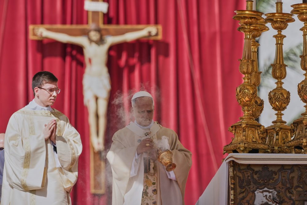 Pápež Lev XIV. počas bohoslužby na Veľkonočnú nedeľu