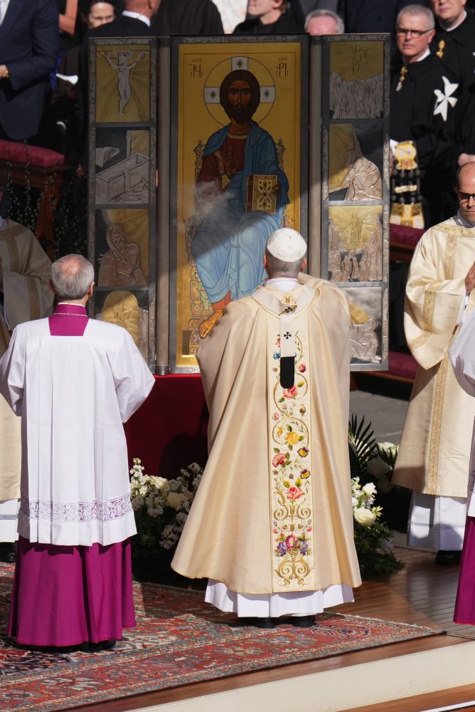 Pápež Lev XIV. počas bohoslužby na Veľkonočnú nedeľu