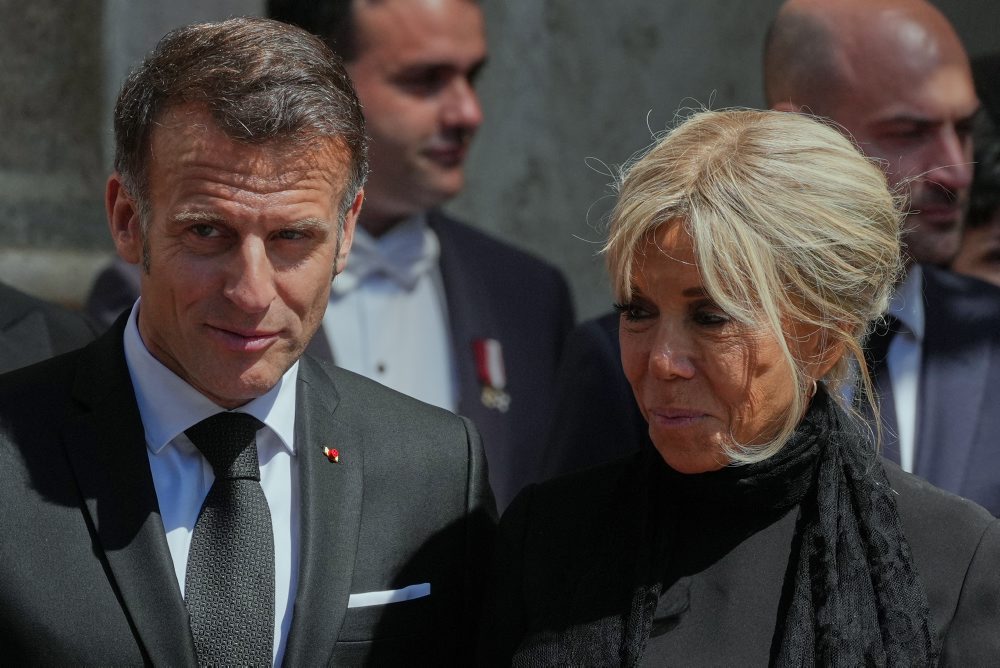 Francúzsky prezident Emmanuel Macron s manželkou Brigitte pokračujú v návšteve Vatikánu