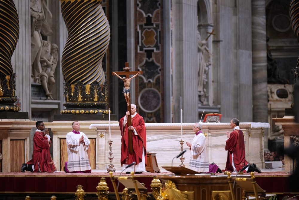 Pápež Lev XIV. slávil veľkopiatkové obrady na pamiatku Ježišovho utrpenia v Bazilike Sv. Petra vo Vatikáne