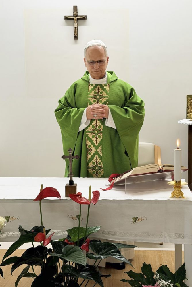 Pápež v nemocnici slávil svätú omšu
