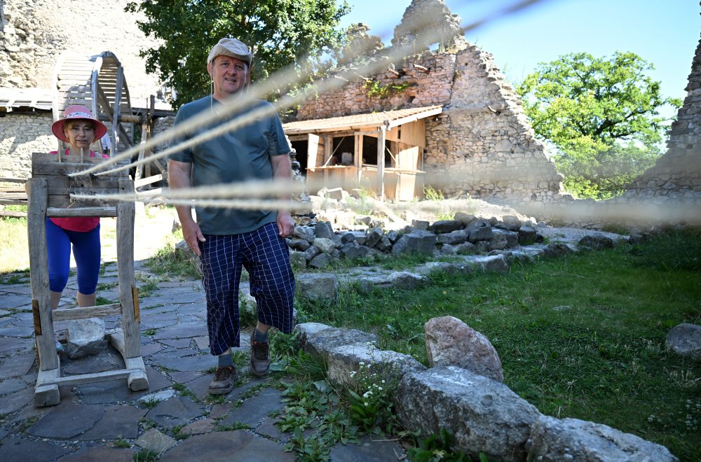 Obnova Vinianskeho hradu v rámci projektu Ľudia a hrady nad obcou Vinné