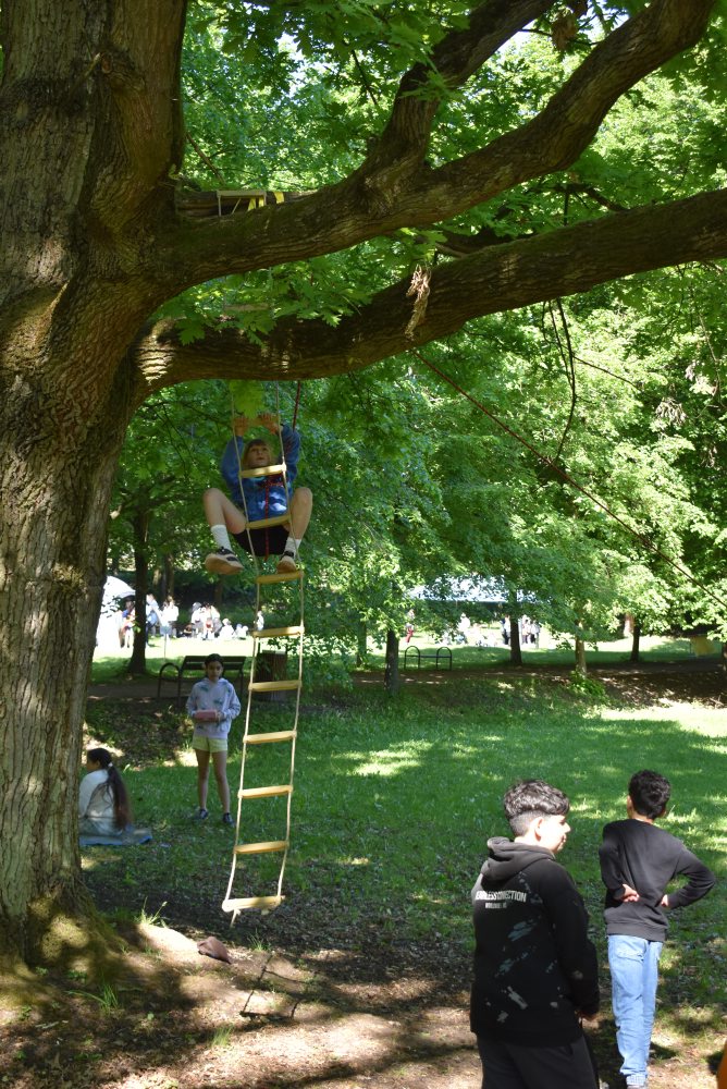 Žiarsky park sa počas podujatia Dotyk lesa zmenil na environmentálnu učebňu
