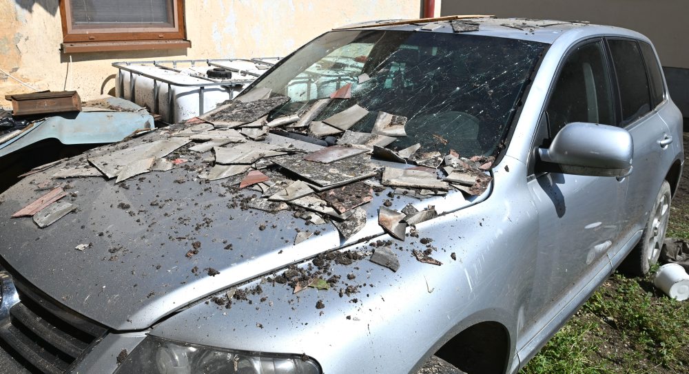 Škody po búrke sprevádzanej krupobitím v obci Zemplínska Široká 