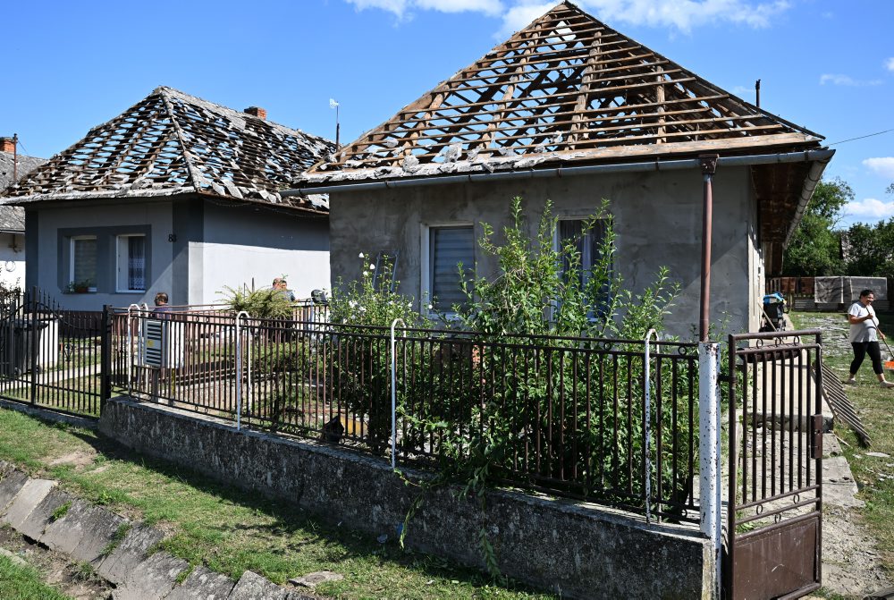 Škody po búrke sprevádzanej krupobitím v obci Senné