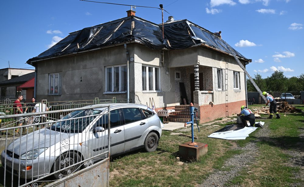Škody po búrke sprevádzanej krupobitím v obci Senné