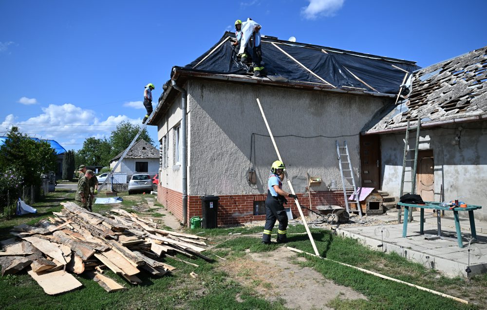 Škody po búrke sprevádzanej krupobitím v obci Senné