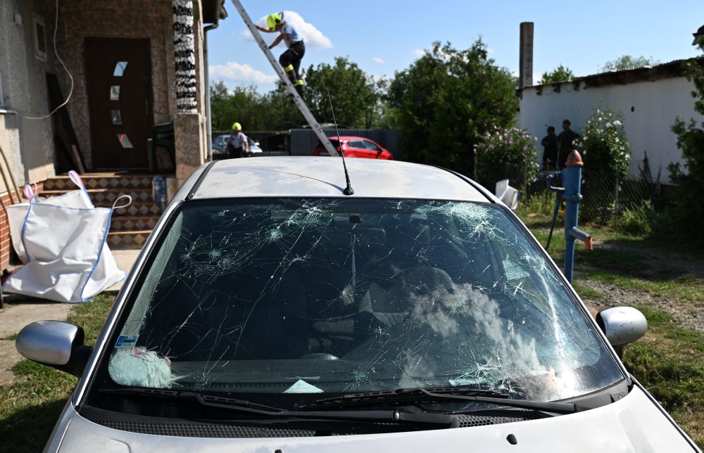 Škody po búrke sprevádzanej krupobitím v obci Senné