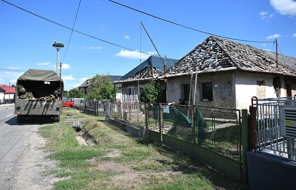 Škody po búrke sprevádzanej krupobitím v obci Senné