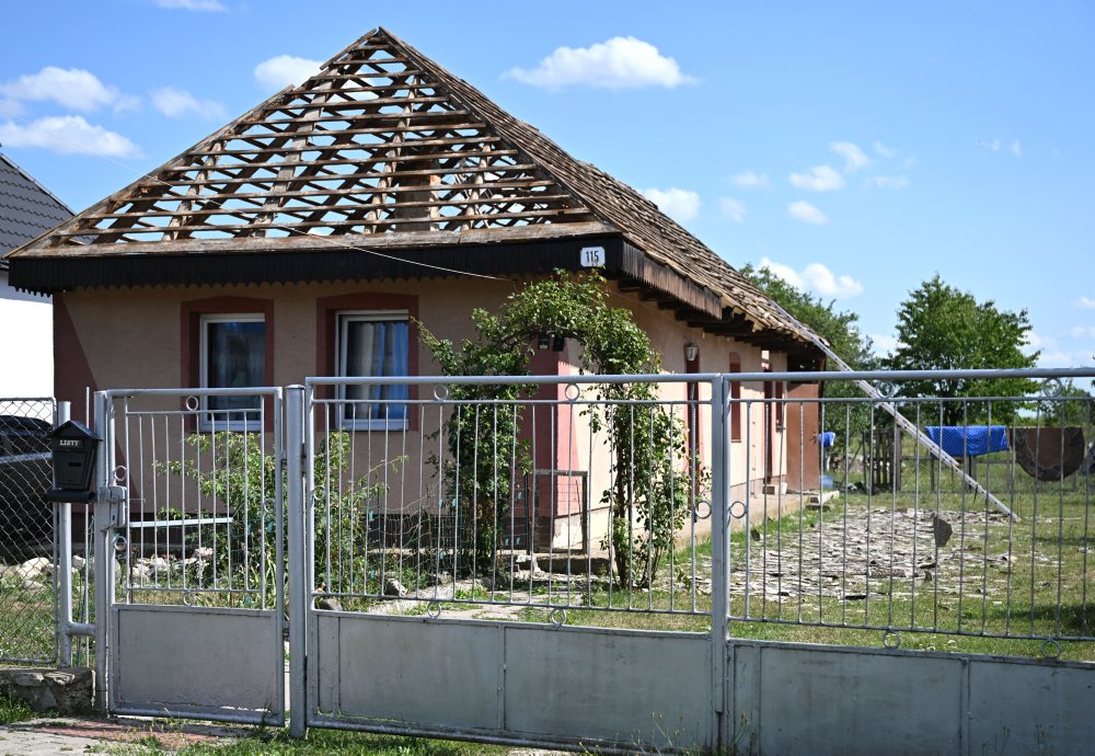 Škody po búrke sprevádzanej krupobitím v obci Senné