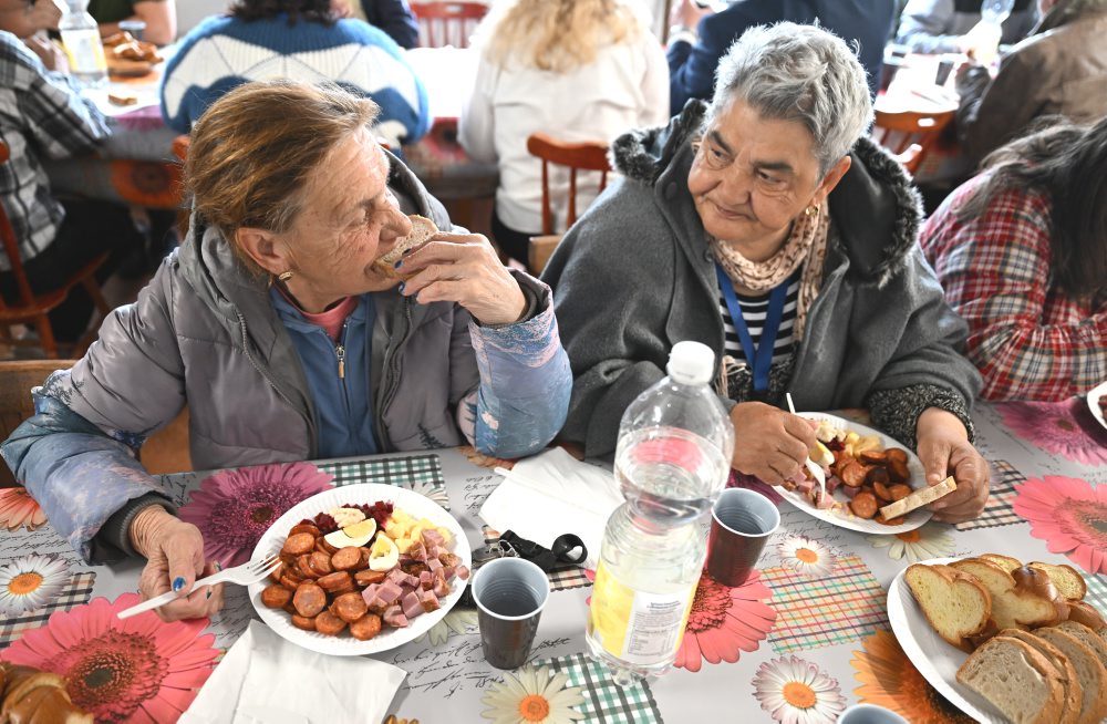 Veľkonočné pohostenie Arcidiecéznej charity Košice pre ľudí bez vlastného domova