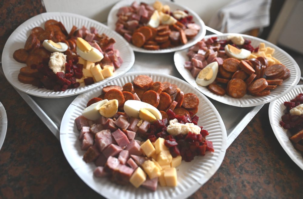 Veľkonočné pohostenie Arcidiecéznej charity Košice pre ľudí bez vlastného domova