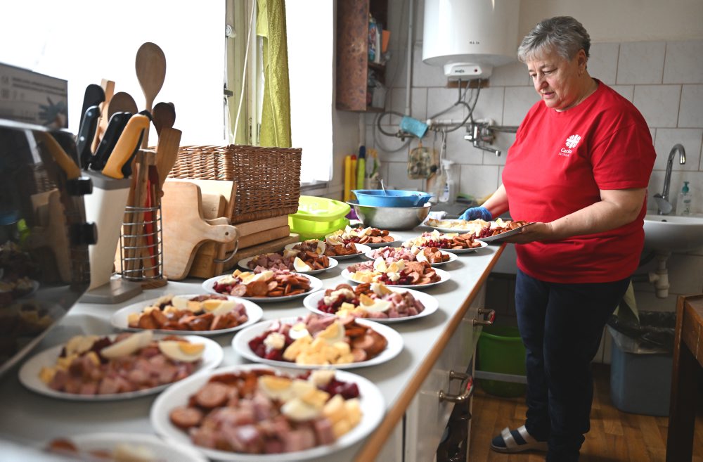 Veľkonočné pohostenie Arcidiecéznej charity Košice pre ľudí bez vlastného domova
