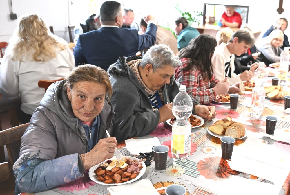 Veľkonočné pohostenie Arcidiecéznej charity Košice pre ľudí bez vlastného domova