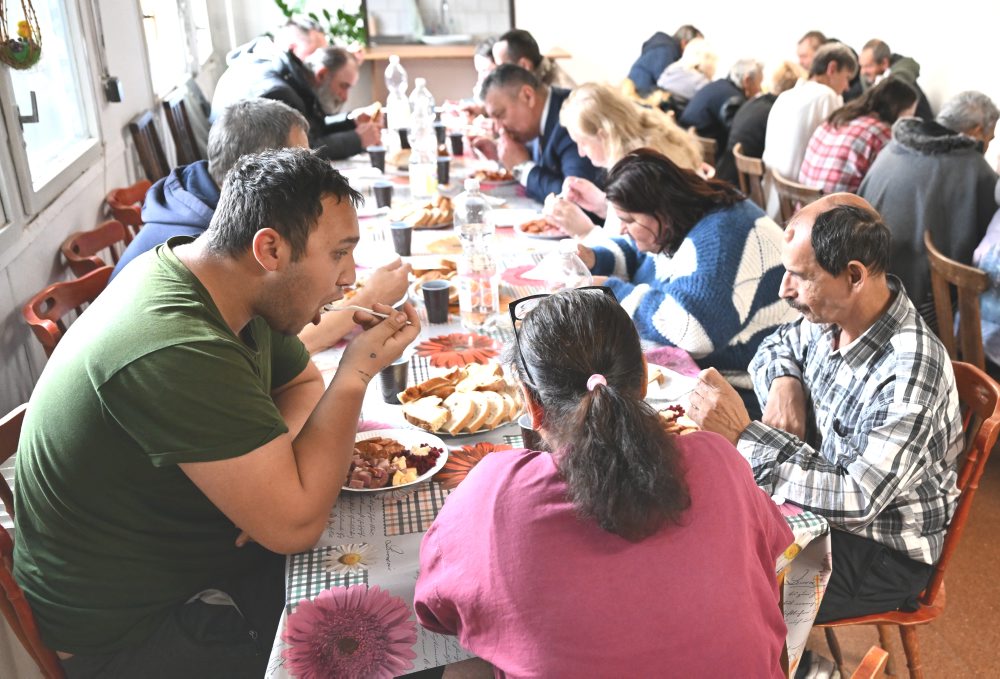 Veľkonočné pohostenie Arcidiecéznej charity Košice pre ľudí bez vlastného domova