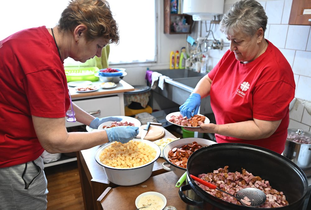 Veľkonočné pohostenie Arcidiecéznej charity Košice pre ľudí bez vlastného domova