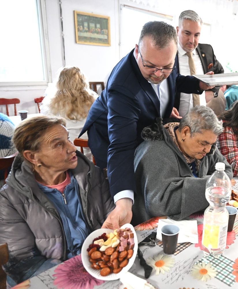 Veľkonočné pohostenie Arcidiecéznej charity Košice pre ľudí bez vlastného domova