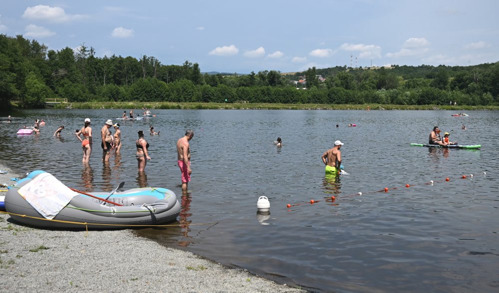 Návštevníci v rekreačnej oblasti pri vodnej nádrži Bukovec 