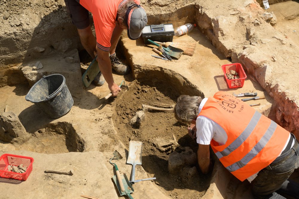Archeológovia odhalili v centre Nitry pohrebisko zo včasného stredoveku