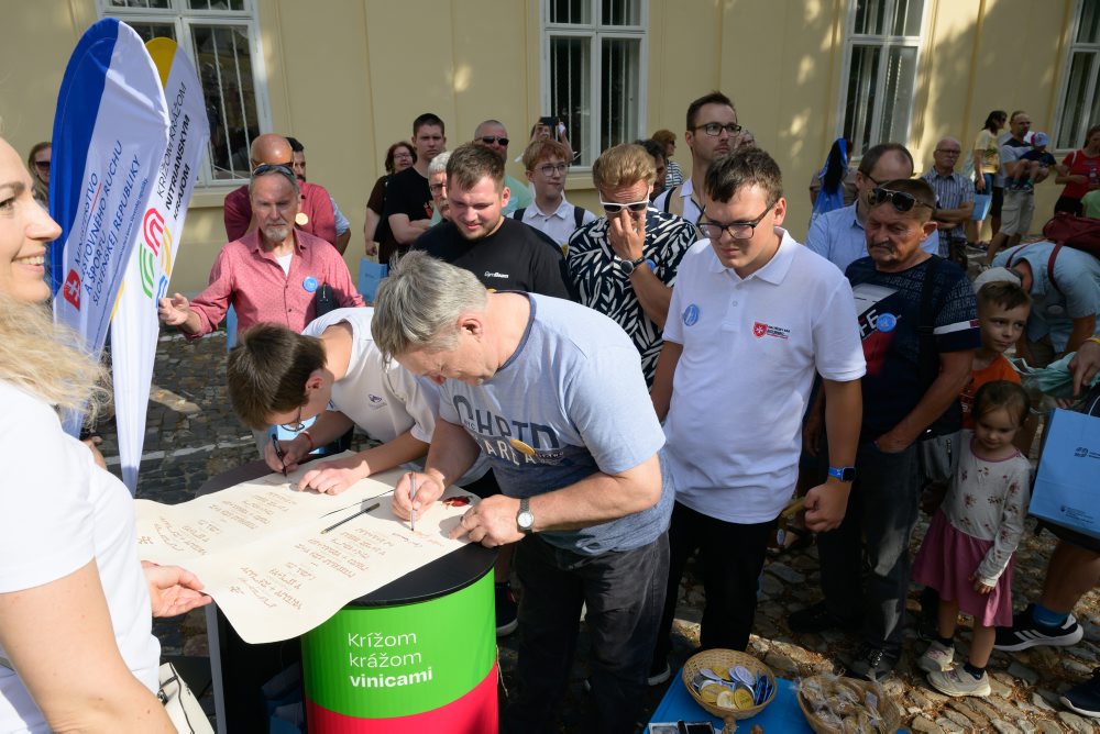 Pod hradom v Nitre sa stretlo 32 Cyrilov a Metodov, vytvorili slovenský rekord