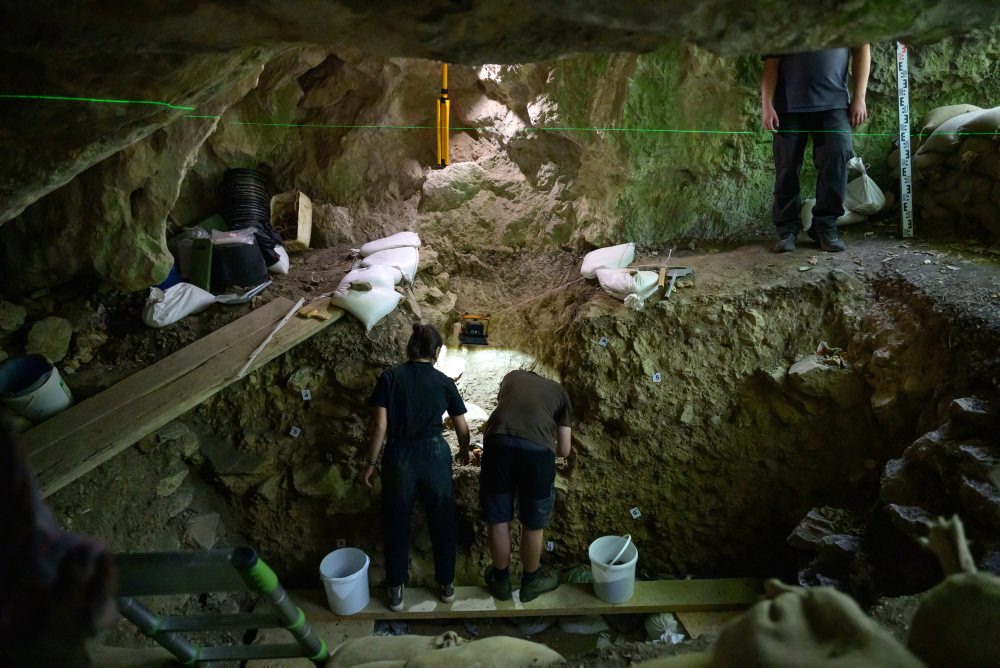 Archeologický výskum v jaskyni Čertova pec