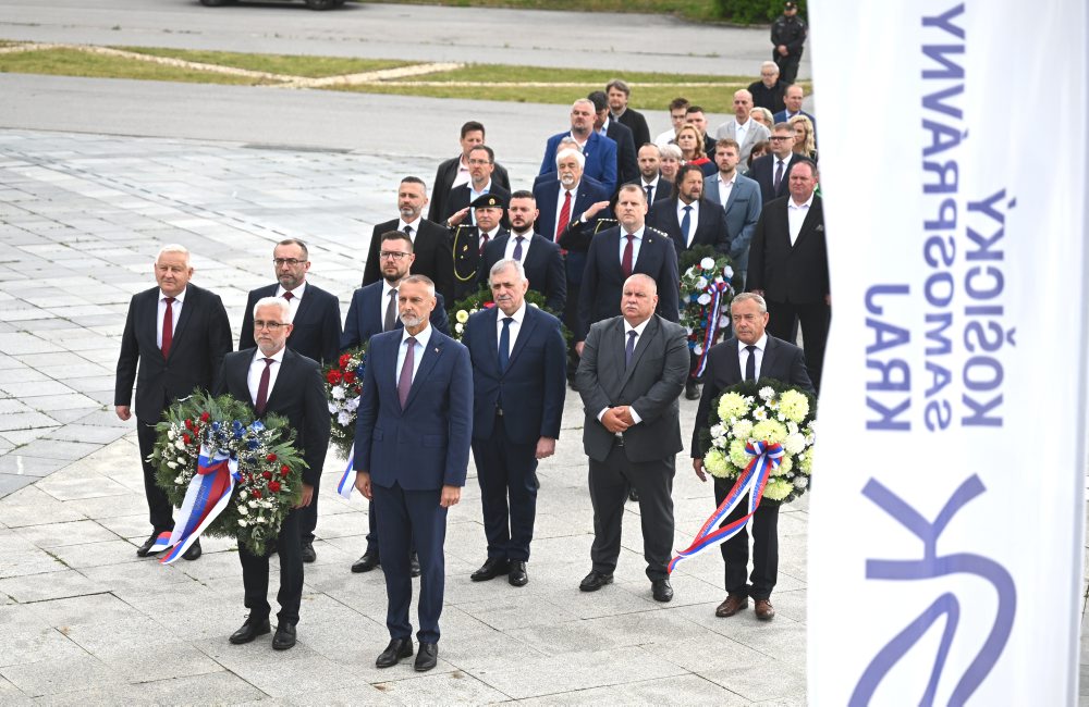 Richard Raši sa zúčastnil na pietnom akte kladenia vencov pri Pamätníku oslobodenia a víťazstva v Dargovskom priesmyku pri príležitosti Dňa víťazstva nad fašizmom