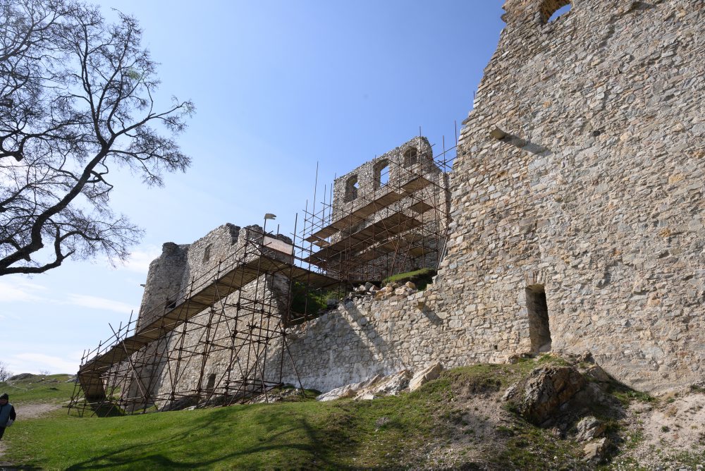 Dobrovoľníci26: Učitelia z Nitry a skupina dobrovoľníkov zachraňujú hrad Hrušov