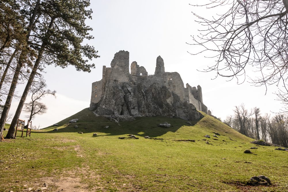 Dobrovoľníci26: Učitelia z Nitry a skupina dobrovoľníkov zachraňujú hrad Hrušov