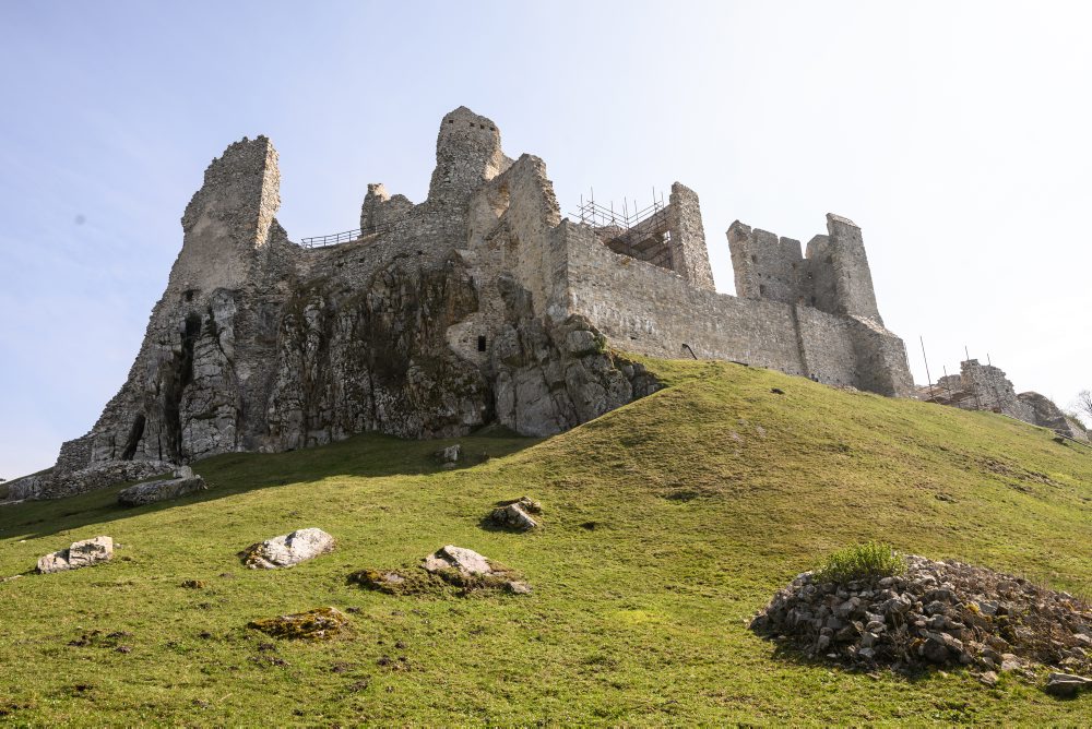Dobrovoľníci26: Učitelia z Nitry a skupina dobrovoľníkov zachraňujú hrad Hrušov