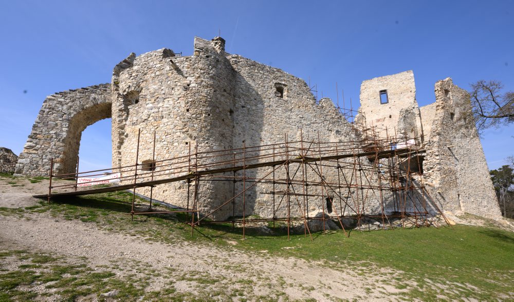 Dobrovoľníci26: Učitelia z Nitry a skupina dobrovoľníkov zachraňujú hrad Hrušov