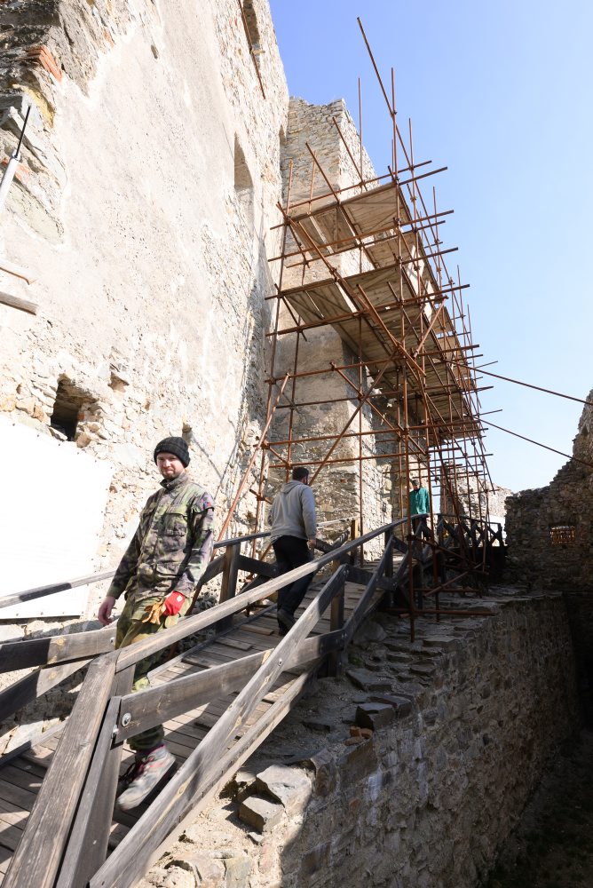 Dobrovoľníci26: Učitelia z Nitry a skupina dobrovoľníkov zachraňujú hrad Hrušov
