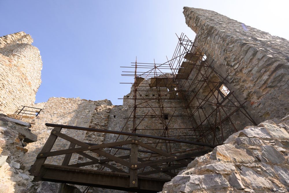 Dobrovoľníci26: Učitelia z Nitry a skupina dobrovoľníkov zachraňujú hrad Hrušov