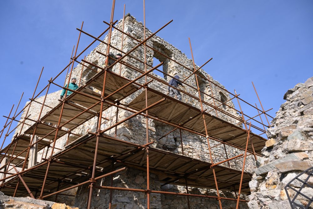 Dobrovoľníci26: Učitelia z Nitry a skupina dobrovoľníkov zachraňujú hrad Hrušov