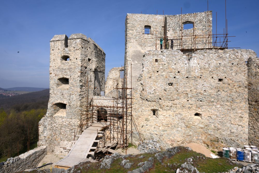 Dobrovoľníci26: Učitelia z Nitry a skupina dobrovoľníkov zachraňujú hrad Hrušov