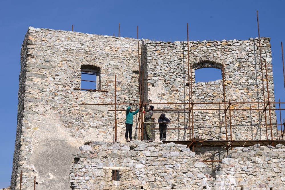 Dobrovoľníci26: Učitelia z Nitry a skupina dobrovoľníkov zachraňujú hrad Hrušov