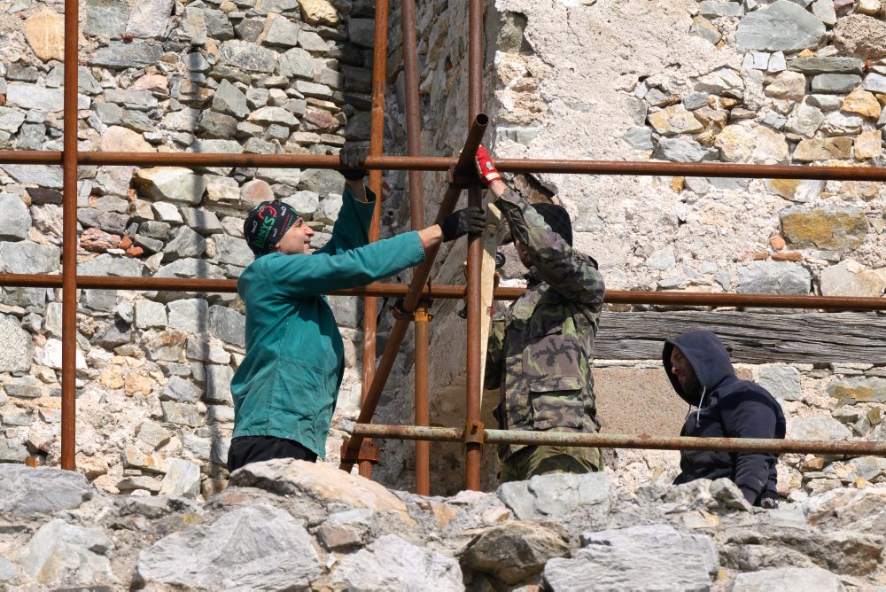 Dobrovoľníci26: Učitelia z Nitry a skupina dobrovoľníkov zachraňujú hrad Hrušov