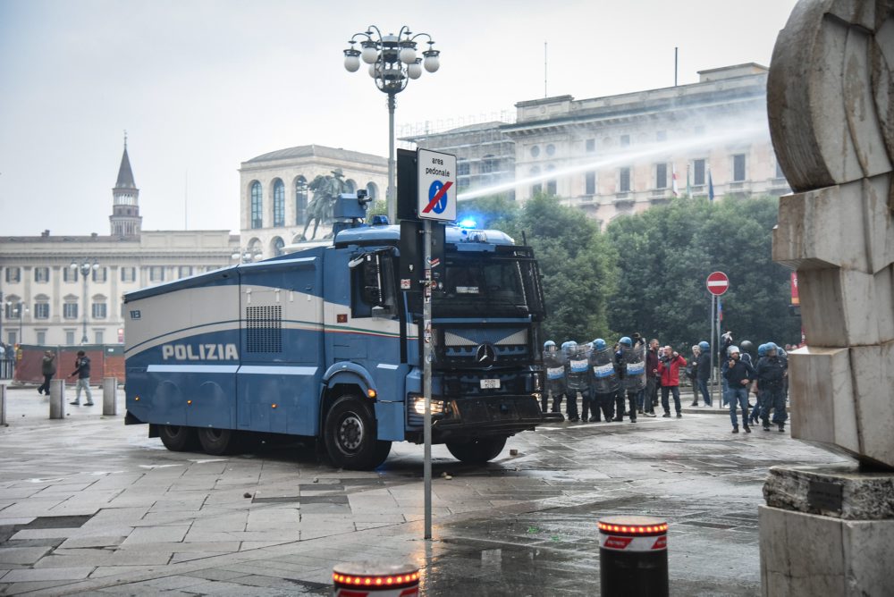 V Miláne opäť došlo k stretom medzi protestujúcimi a políciou