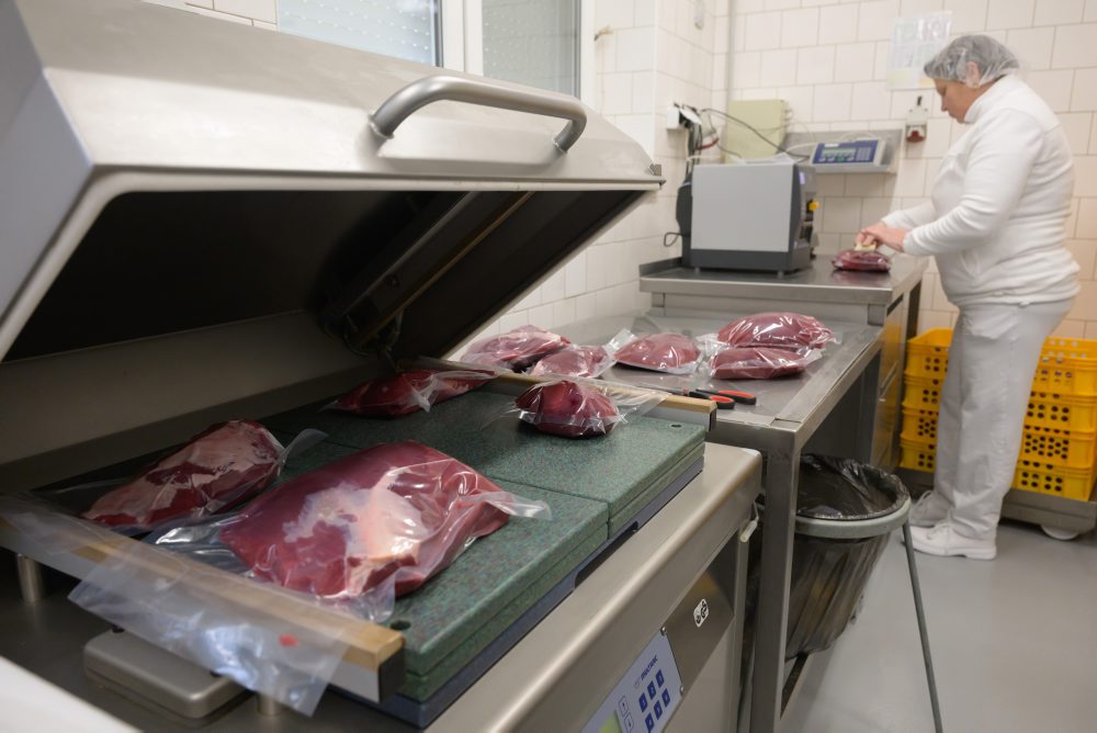 Spracovanie diviny v Stredisku služieb štátneho podniku Lesy SR v Topolčiankach 