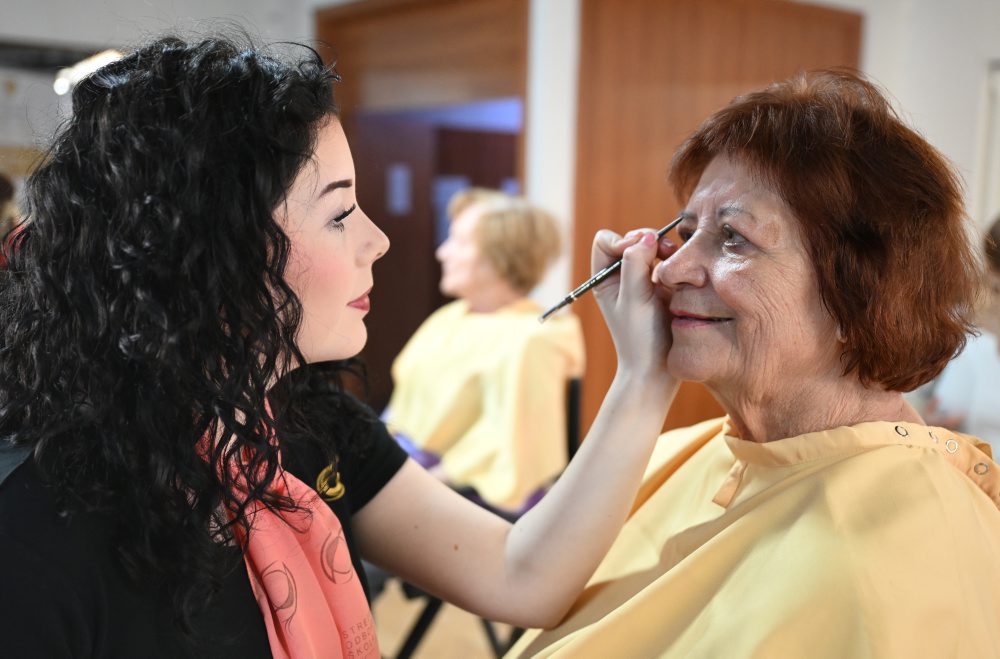 Dobrovoľníci26: Mladí kaderníci a kozmetici z košickej SOŠ pomáhajú seniorom