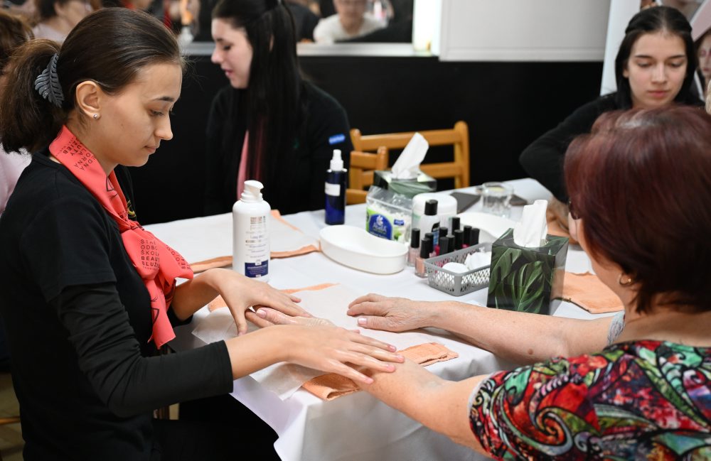 Dobrovoľníci26: Mladí kaderníci a kozmetici z košickej SOŠ pomáhajú seniorom