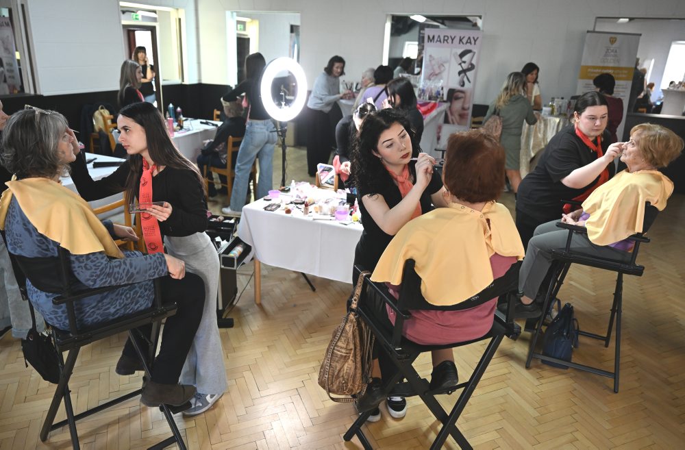 Dobrovoľníci26: Mladí kaderníci a kozmetici z košickej SOŠ pomáhajú seniorom