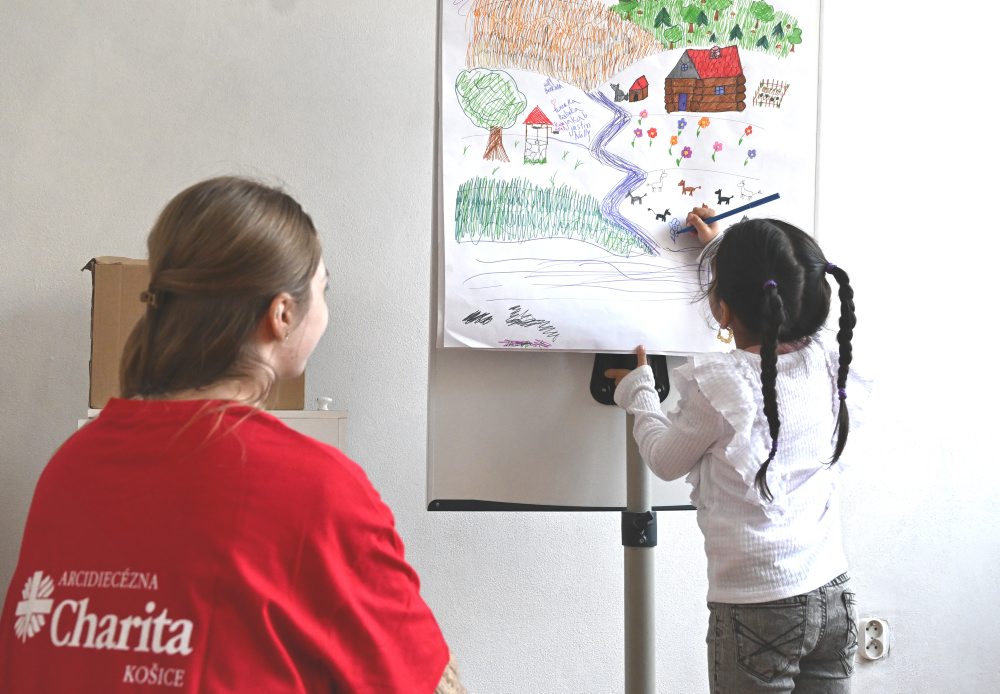 Dobrovoľníci26: Doučovanie v krízovom centre ACHK pomáha s učivom aj sebadôverou