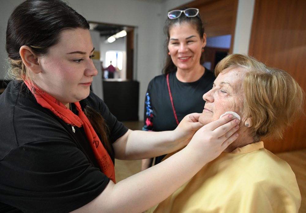 Dobrovoľníci26: Mladí kaderníci a kozmetici z košickej SOŠ pomáhajú seniorom